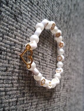 Unbranded White & Gold Heart Charm Beaded Bracelet